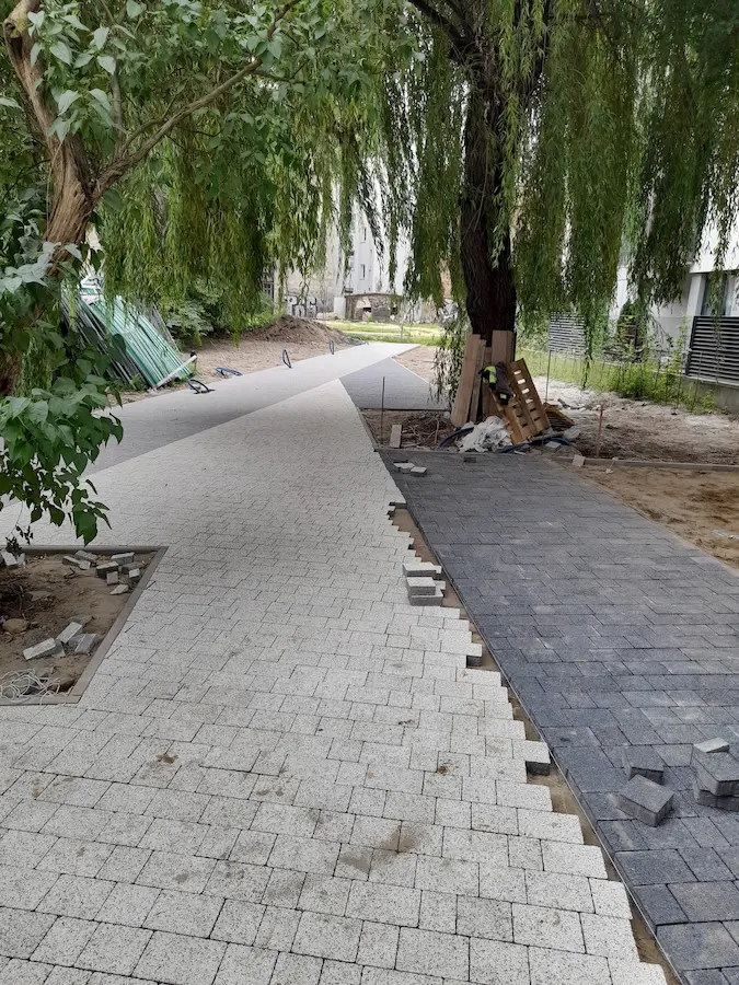 Wykonanie podbudowy pod kostkę brukową Siedlce - niwelacja i zagęszczanie