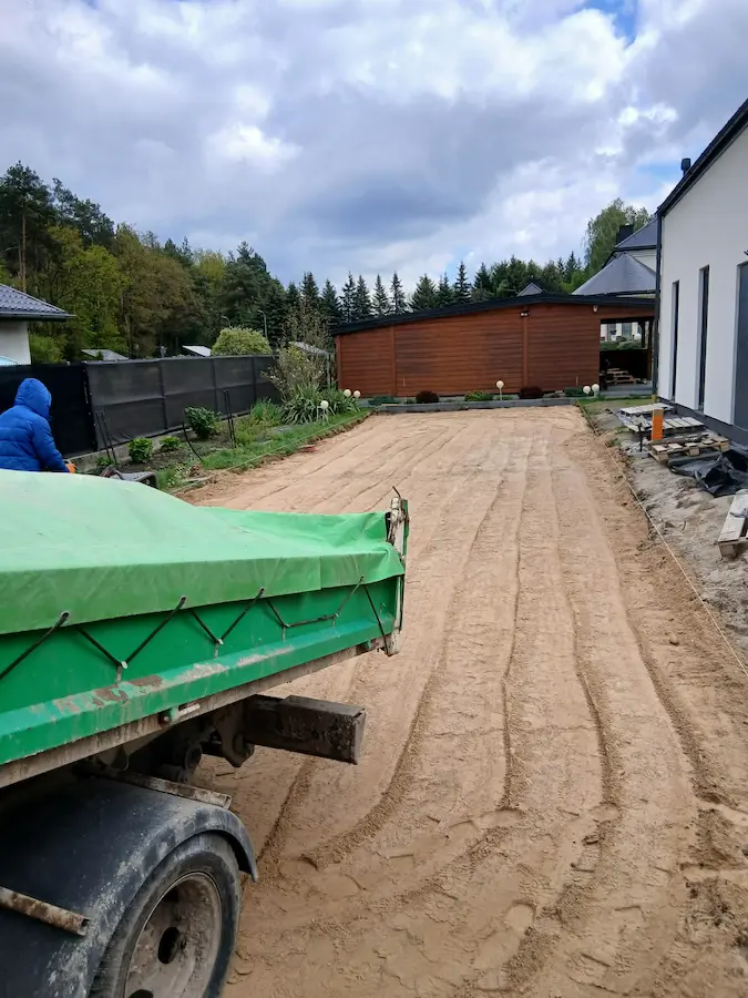 Przygotowanie podbudowy z gruzu pod kostkę brukową Siedlce - niwelacja i zagęszczanie