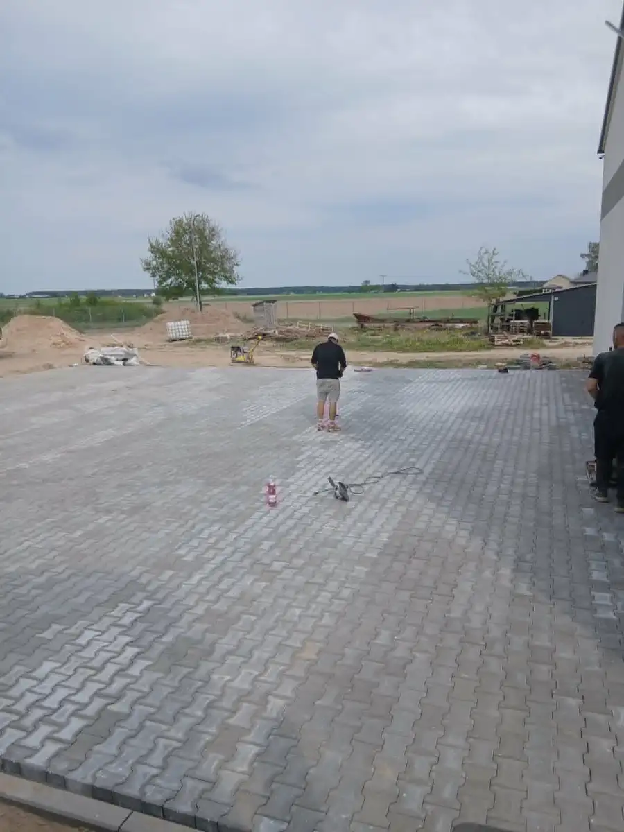 Układanie kostki brukowej na podjeździe Siedlce - solidna podbudowa i precyzyjne wykonanie