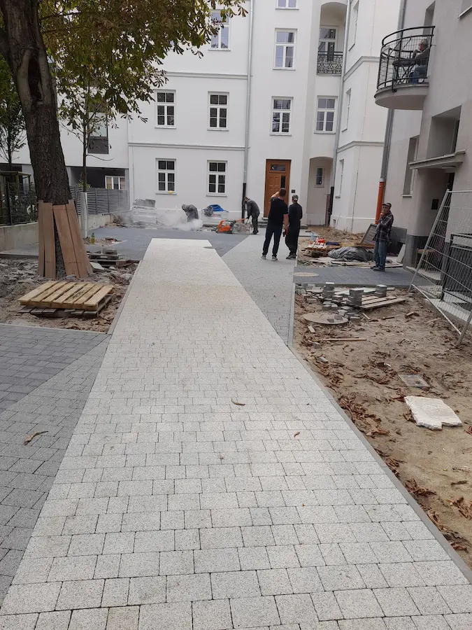 Układanie kostki brukowej na podjeździe Siedlce - precyzyjne roboty brukarskie