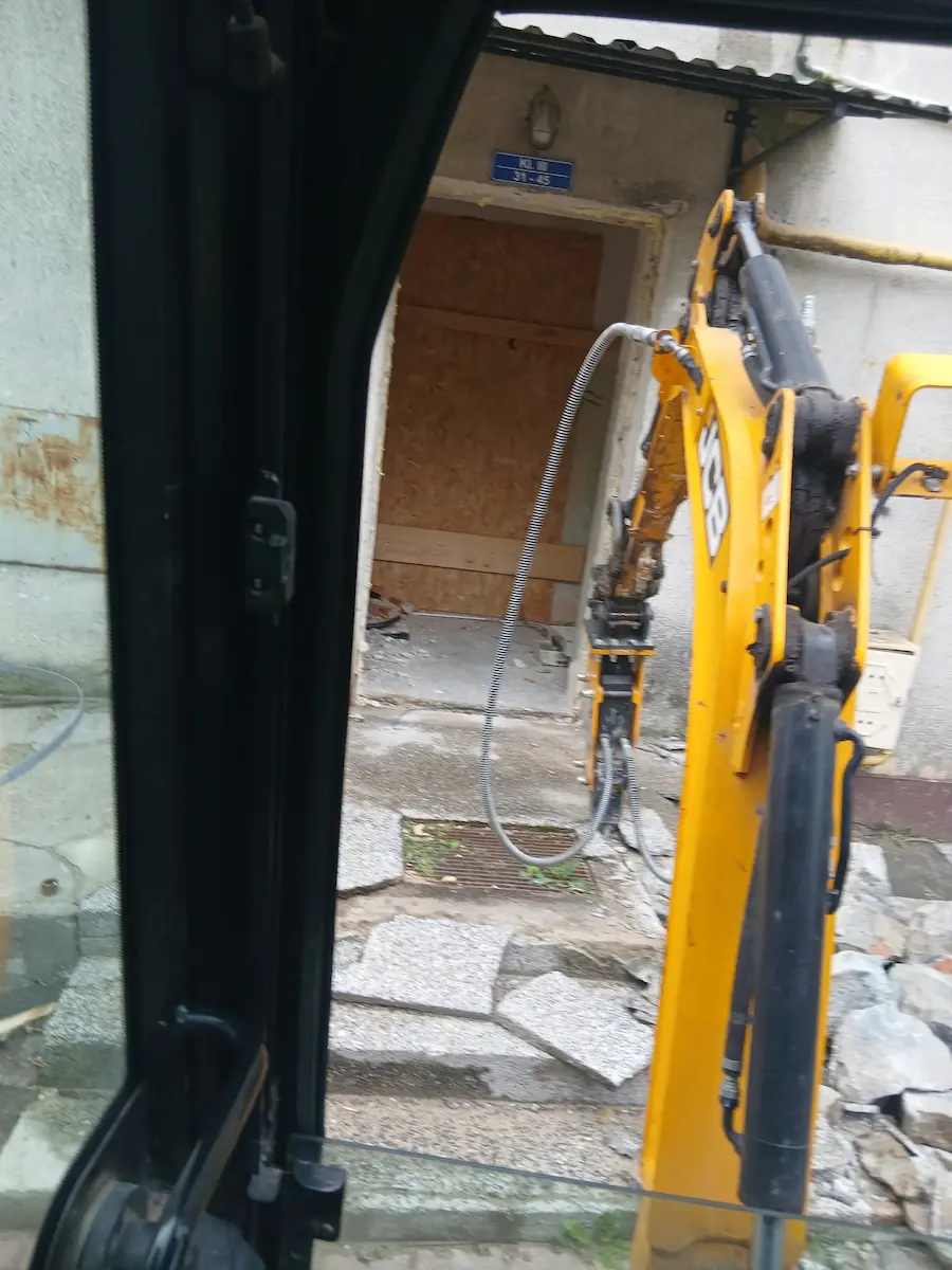 Młot hydrauliczny na mini koparce JCB podczas demontażu ściany budynku w Siedlcach — precyzyjna rozbiórka mechaniczna, Ziemne.net