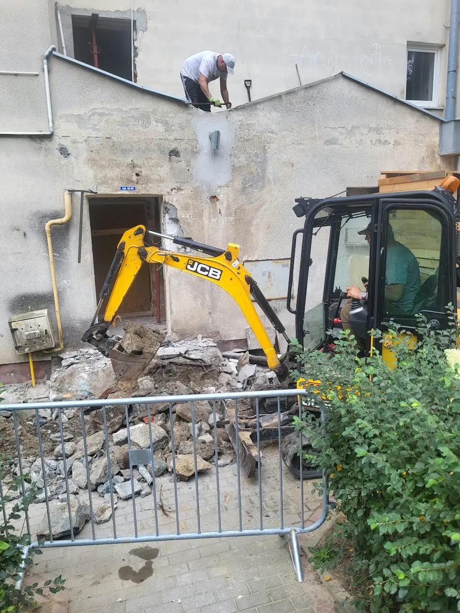 Rozbiórka mechaniczna budynku w Siedlcach mini koparką — gruz ceglany i betonowy, uszkodzona ściana, teren w trakcie wyburzenia, Ziemne.net